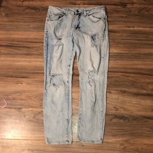 Lightwash Distressed Jeans